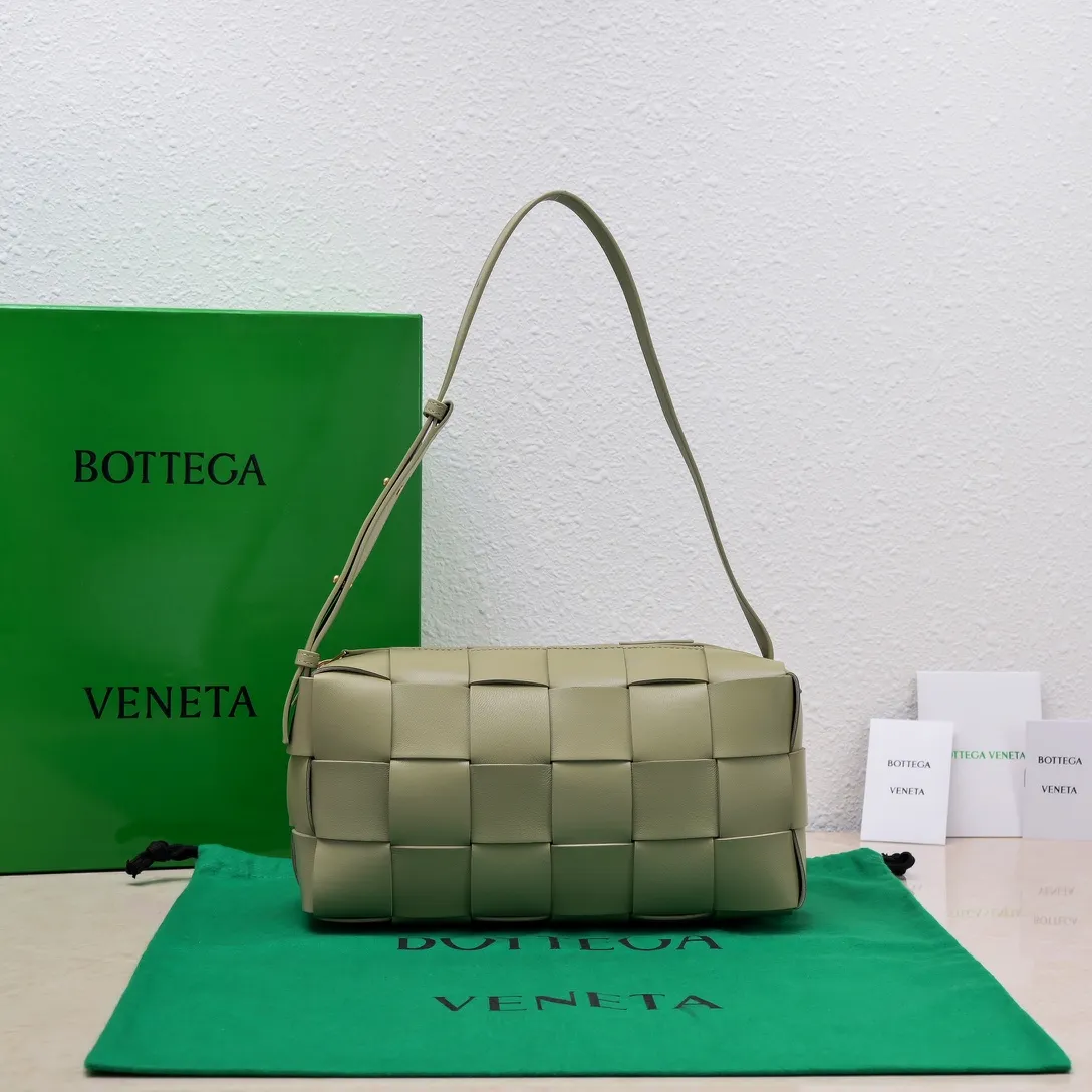 Batch 1460 #B's new model is coming! BRICK CASSETTE armpit bag, the traditional woven logo is instantly recognizable✅ Large grid weaving has always been fashionable, armpit bags are even more fashionable and foreign-style. Elegant big brick🧱 Sheepskin material is light and comfortable, has a huge sense of capacity and space, has a dark layer inside, practical inside, fashionable appearance design, durability and temperament coexist. Elegant big brick, come and plant the same underarm bag from star Zhou Yutong! Size: 24x14x10, model number; 9306#